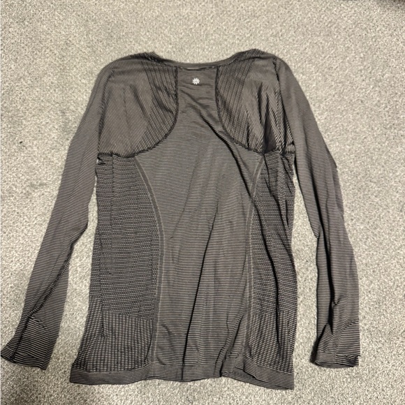Athleta long sleeve shirt waist length - Picture 2 of 3
